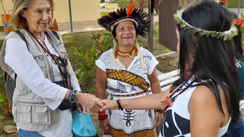 Manos Unidas ONG - Quico Taronjí en la Amazonía - Cecilia Pilar saluda a una segunda beneficiaria de un proyecto de Manos Unidas