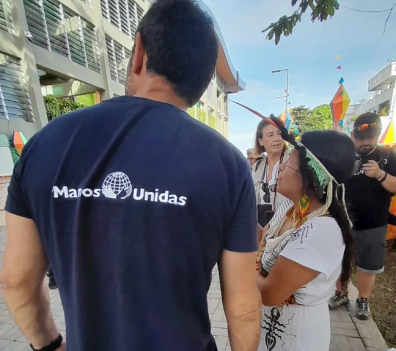 Manos Unidas ONG - Quico Taronjí en la Amazonía - Quico escucha atentamente a una líder local