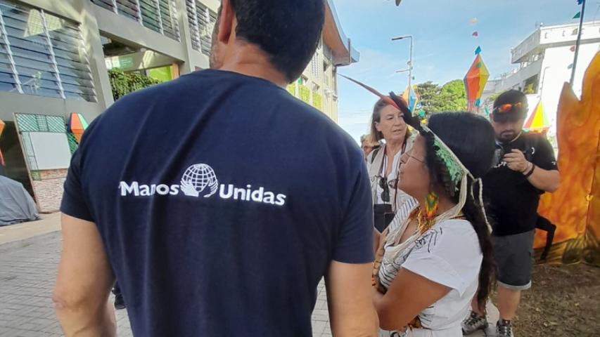 Manos Unidas ONG - Quico Taronjí en la Amazonía - Quico escucha atentamente a una líder local