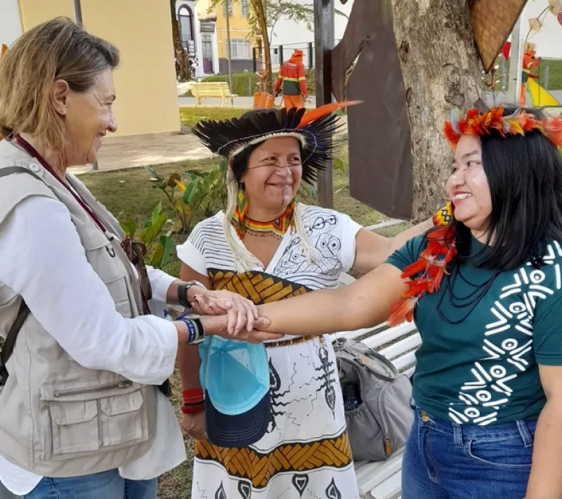 Manos Unidas ONG - Quico Taronjí en la Amazonía - Cecilia Pilar saluda a una beneficiaria de un proyecto de Manos Unidas