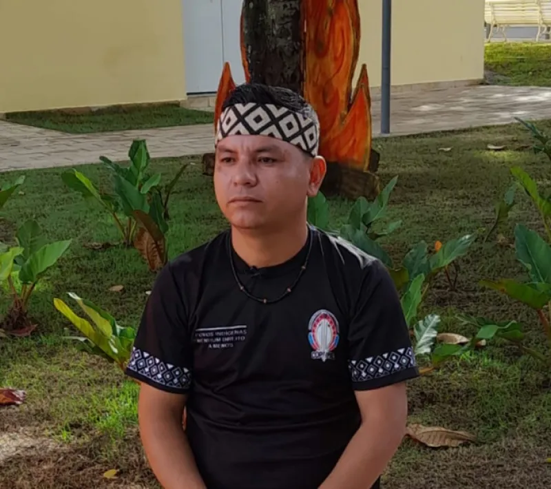 Manos Unidas ONG - Quico Taronjí en la Amazonía - Un líder indígena local, momentos antes de ser entrevistado