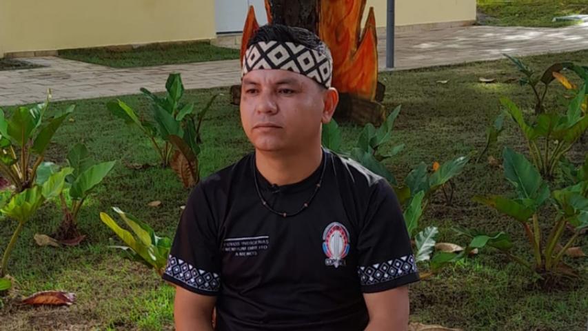 Manos Unidas ONG - Quico Taronjí en la Amazonía - Un líder indígena local, momentos antes de ser entrevistado