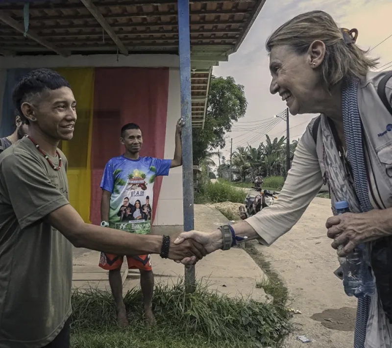 Manos Unidas ONG - Quico Taronjí en la Amazonía - Cecilia Pilar saluda a un chico en una de las paradas del último día