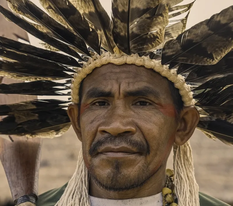 Manos Unidas ONG - Quico Taronjí en la Amazonía - Un indígena posa con su plumaje tradicional