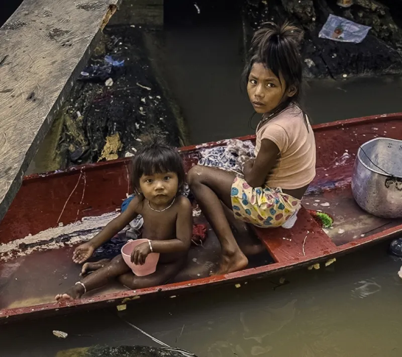 Manos Unidas ONG - Quico Taronjí en la Amazonía - Una chica y una niña navegan a bordo de una canoa