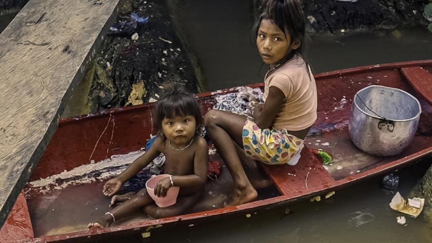 Manos Unidas ONG - Quico Taronjí en la Amazonía - Una chica y una niña navegan a bordo de una canoa