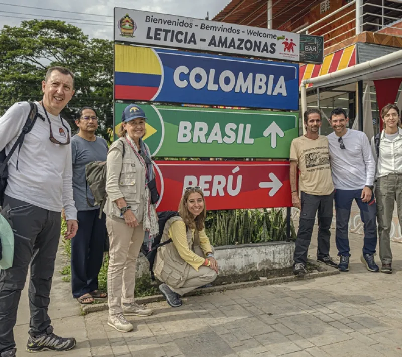 Manos Unidas ONG - Quico Taronjí en la Amazonía - Toda la comitiva posa delante del cartel de la triple frontera