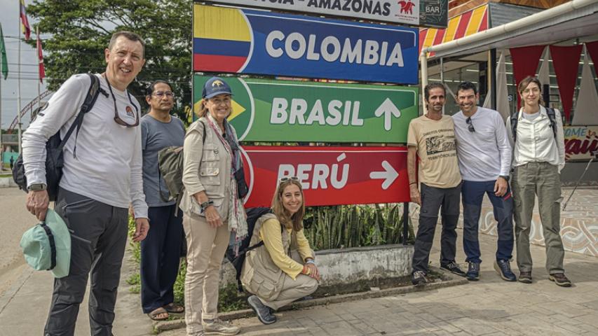 Manos Unidas ONG - Quico Taronjí en la Amazonía - Toda la comitiva posa delante del cartel de la triple frontera