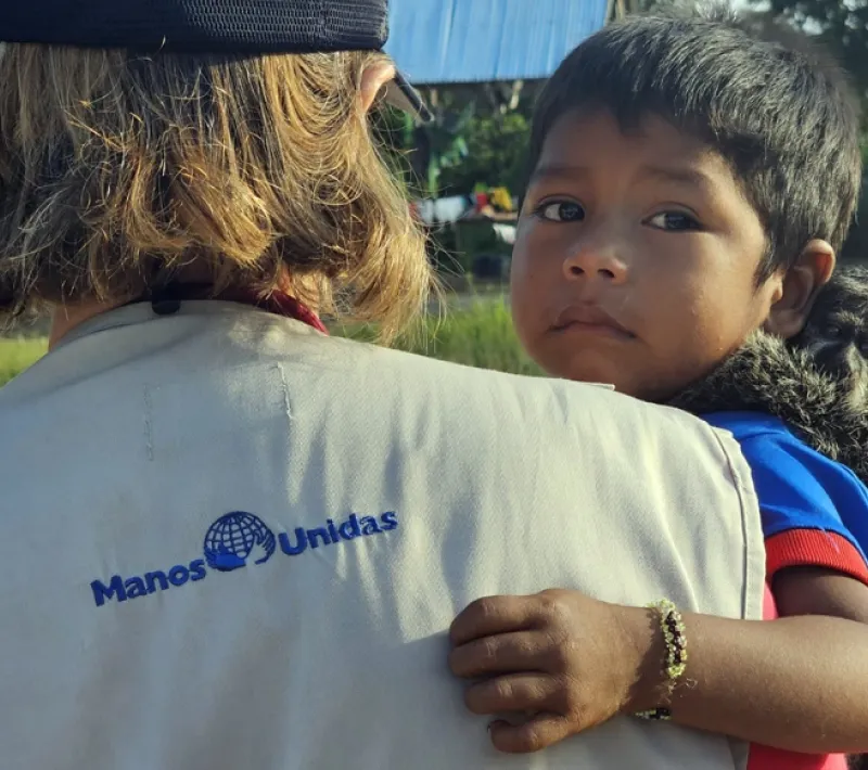 Manos Unidas ONG - Quico Taraonjí en la Amazonía - Un niño se abraza a Cecilia Pilar - Imagen: Manos Unidas ONG