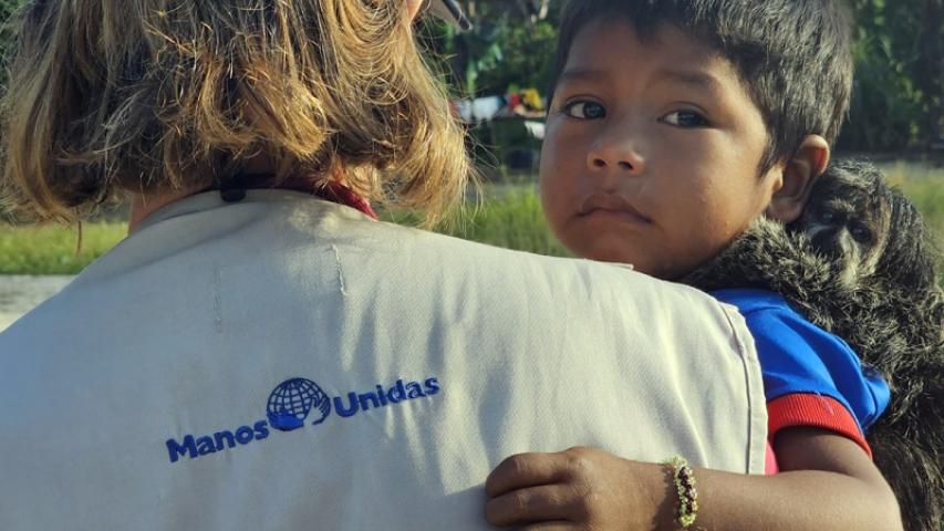 Manos Unidas ONG - Quico Taraonjí en la Amazonía - Un niño se abraza a Cecilia Pilar - Imagen: Manos Unidas ONG