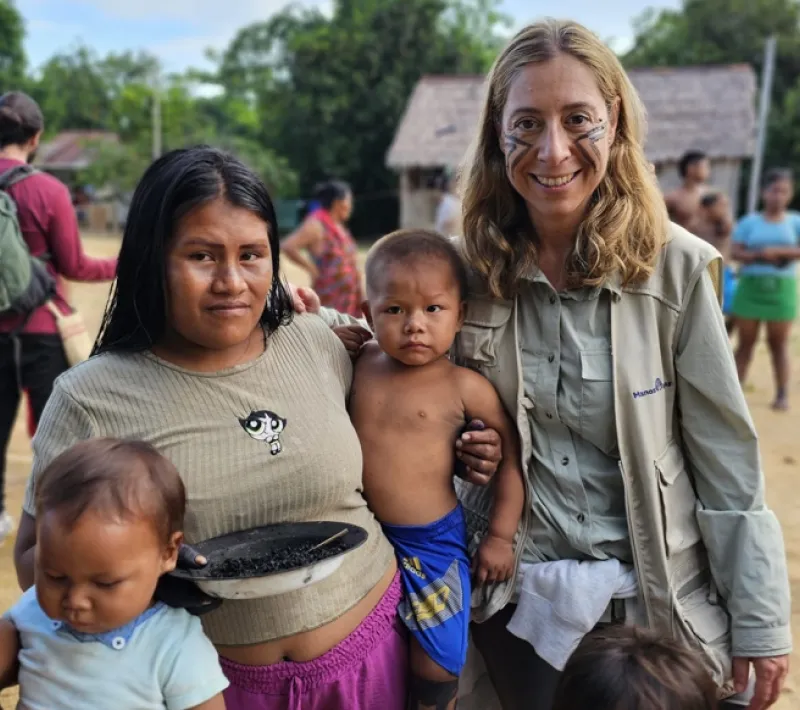 Manos Unidas ONG - Quico Taraonjí en la Amazonía - Virginia Martínez, junto a varios beneficiarios - Imagen: Manos Unidas ONG