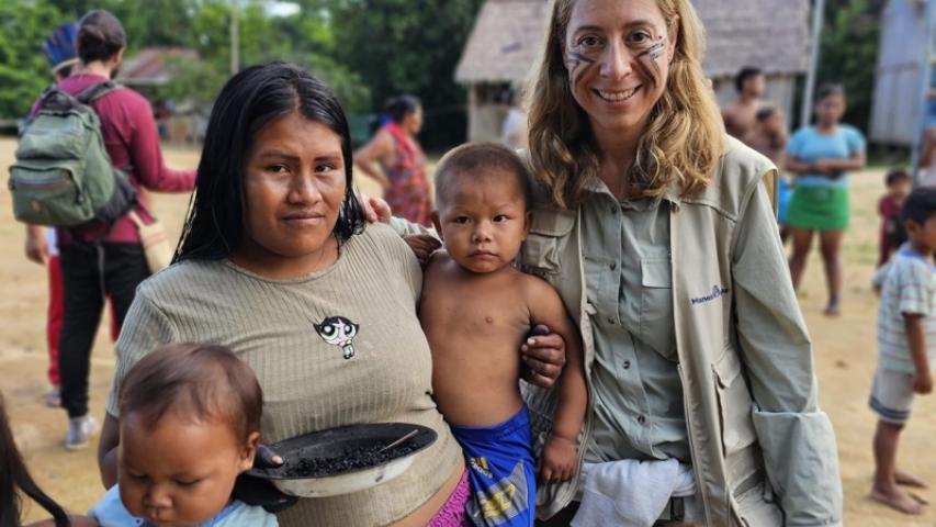 Manos Unidas ONG - Quico Taraonjí en la Amazonía - Virginia Martínez, junto a varios beneficiarios - Imagen: Manos Unidas ONG
