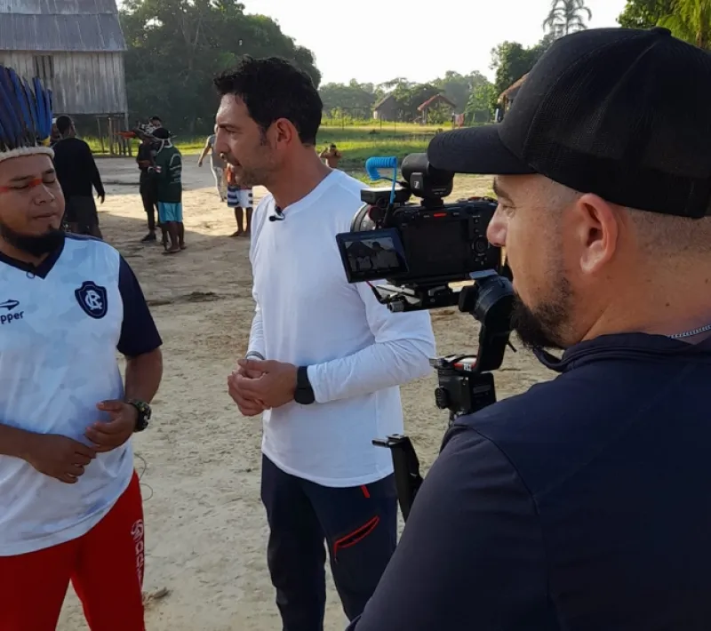 Manos Unidas ONG - Quico Taraonjí en la Amazonía - Quico Taronjí entrevista a un líder indígena - Imagen: Manos Unidas ONG