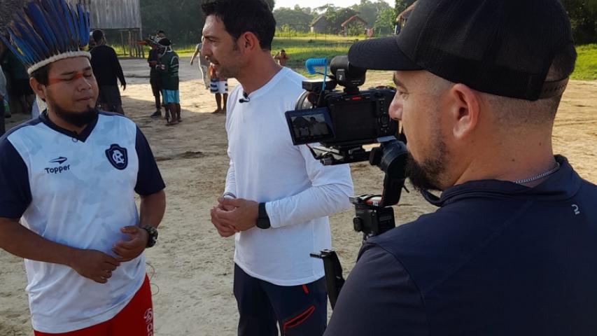 Manos Unidas ONG - Quico Taraonjí en la Amazonía - Quico Taronjí entrevista a un líder indígena - Imagen: Manos Unidas ONG