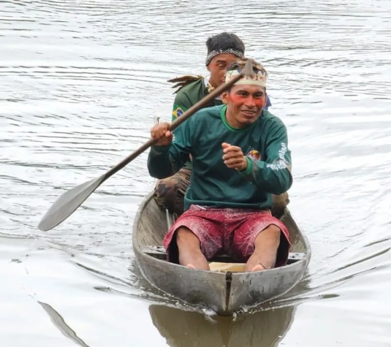 Manos Unidas ONG - Quico Taraonjí en la Amazonía - Dos hombres surcan el río en una canoa - Imagen: Manos Unidas ONG