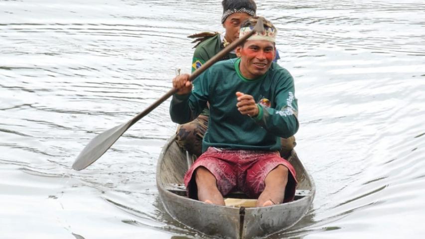Manos Unidas ONG - Quico Taraonjí en la Amazonía - Dos hombres surcan el río en una canoa - Imagen: Manos Unidas ONG