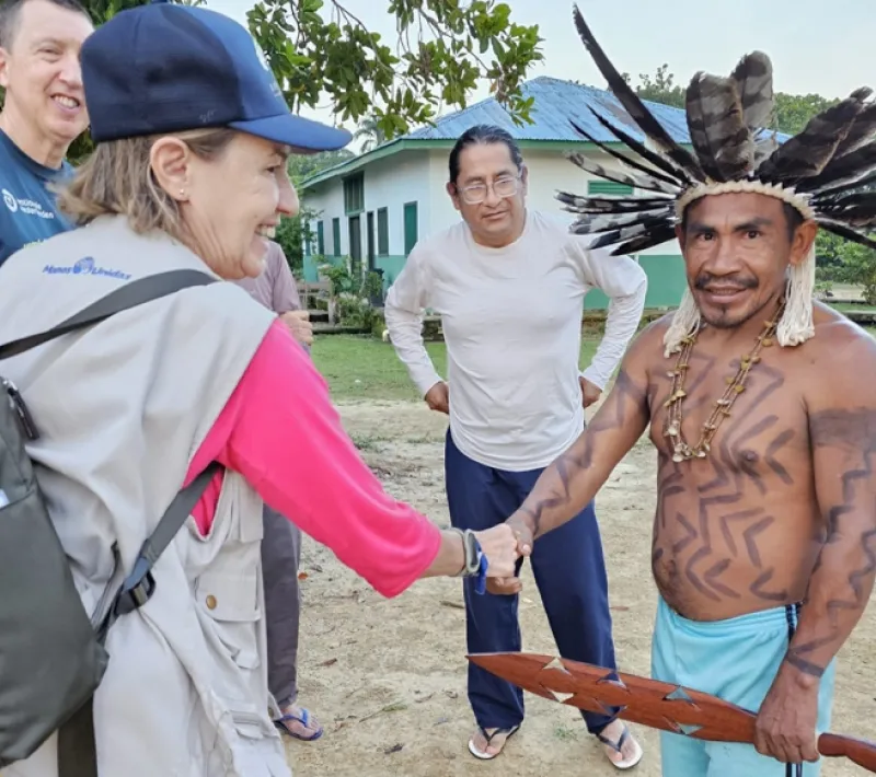 Manos Unidas ONG - Quico Taraonjí en la Amazonía - Cecilia Pilar saluda a un líder indígena - Imagen: Manos Unidas ONG
