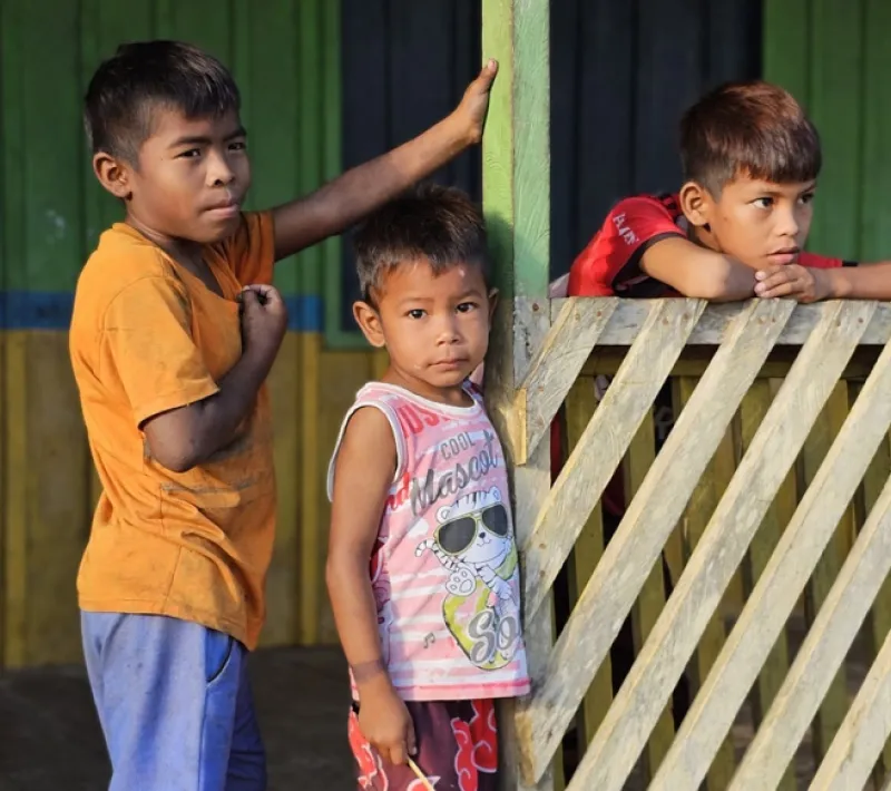 Manos Unidas ONG - Quico Taraonjí en la Amazonía - Unos niños descansan en un porche - Imagen: Manos Unidas ONG