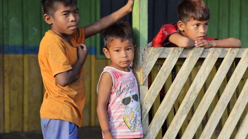 Manos Unidas ONG - Quico Taraonjí en la Amazonía - Unos niños descansan en un porche - Imagen: Manos Unidas ONG