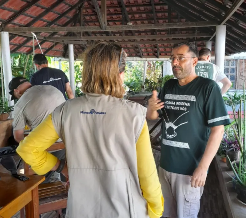 Manos Unidas ONG - Quico Taronjí en la Amazonía - Cecilia Pilar charla distendidamente a un socio local