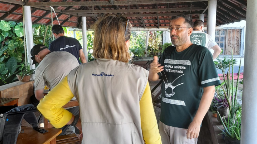 Manos Unidas ONG - Quico Taronjí en la Amazonía - Cecilia Pilar charla distendidamente a un socio local