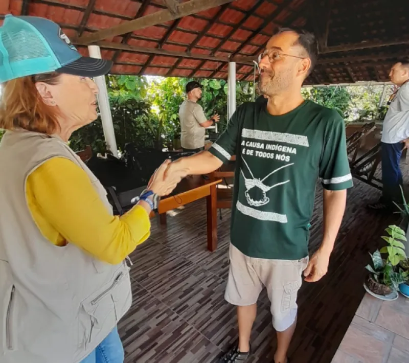 Manos Unidas ONG - Quico Taronjí en la Amazonía - Cecilia Pilar saluda a un socio local