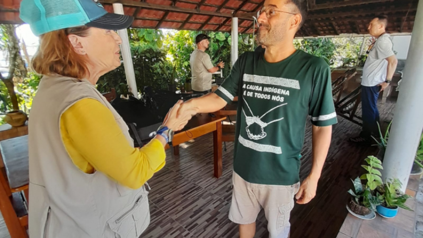 Manos Unidas ONG - Quico Taronjí en la Amazonía - Cecilia Pilar saluda a un socio local