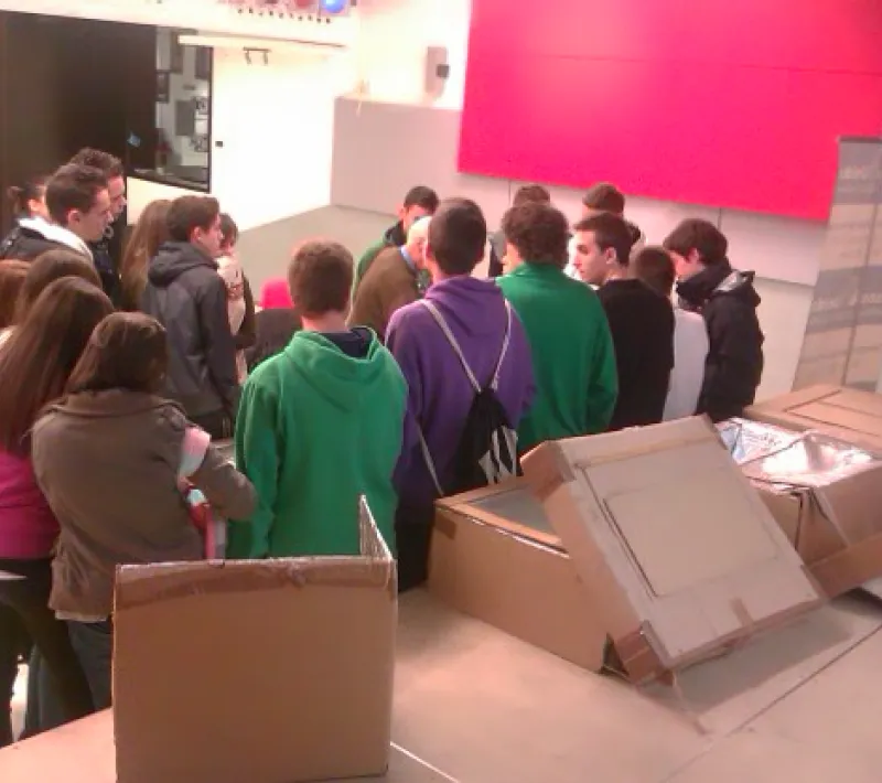 Demostración práctica a los alumnos: cómo construir cocinas solares con cajas de cartón