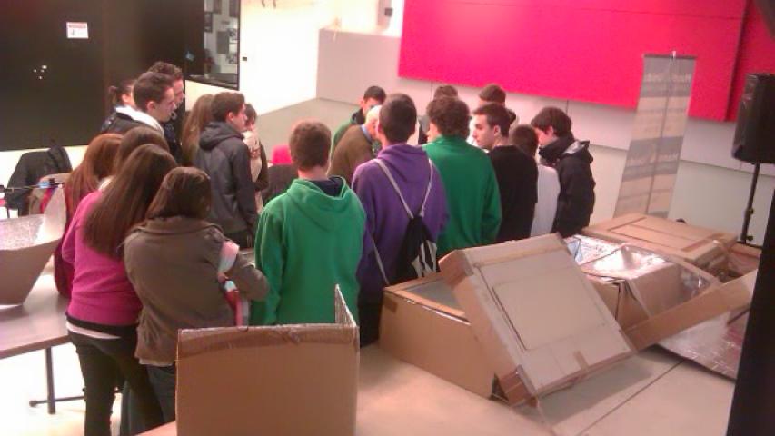 Demostración práctica a los alumnos: cómo construir cocinas solares con cajas de cartón