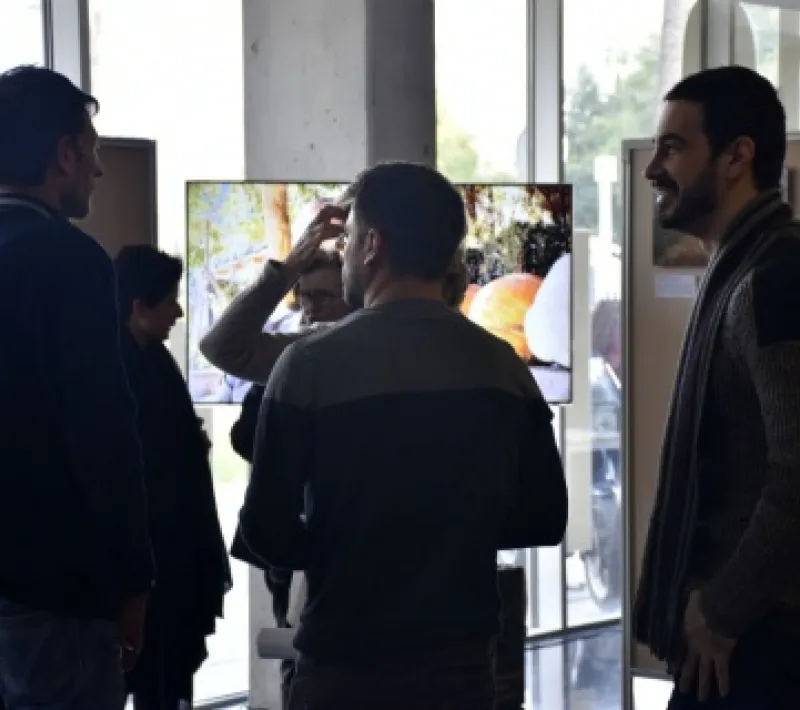 Jóvenes en la inauguración de la exposición en Valencia