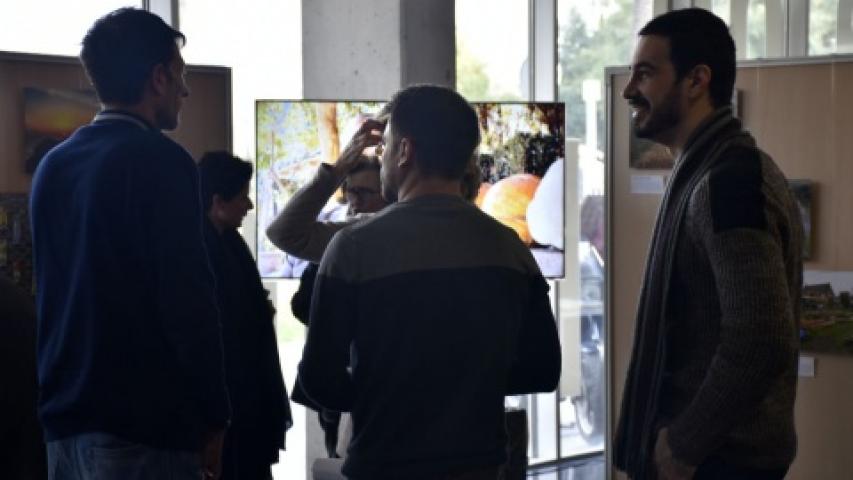 Jóvenes en la inauguración de la exposición en Valencia