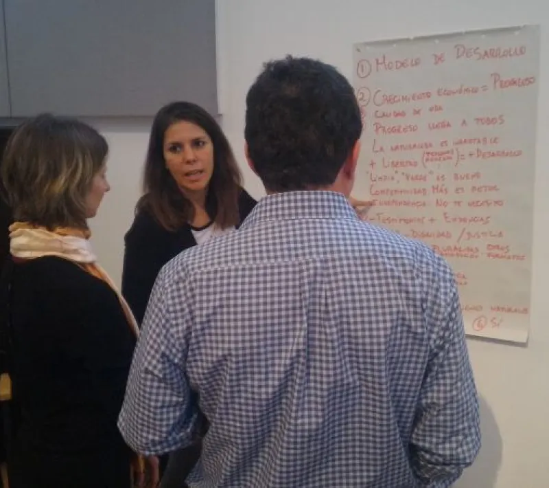 Trabajo en grupo en el taller de Nuevas Narrativas del Foro de Cambio Sistémico- Foto Marta Isabel González/Manos Unidas
