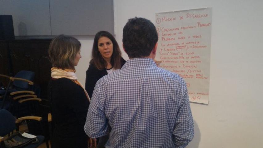 Trabajo en grupo en el taller de Nuevas Narrativas del Foro de Cambio Sistémico- Foto Marta Isabel González/Manos Unidas