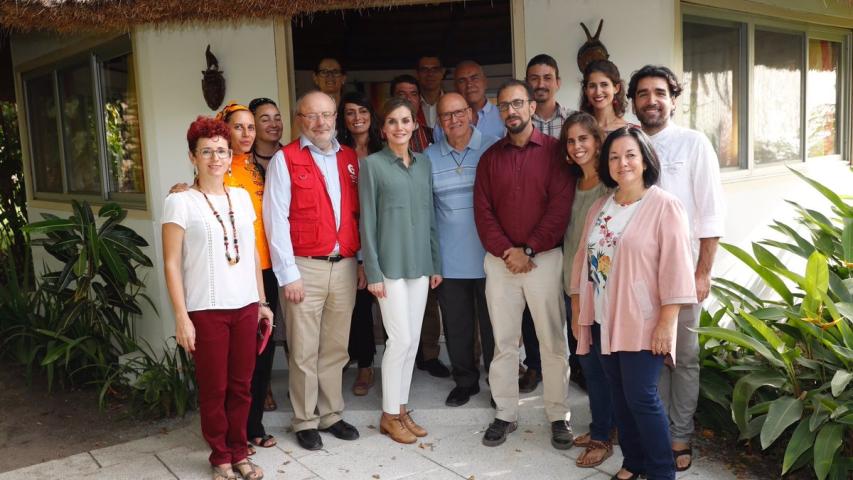 La reina Letizia, en el centro, junto a cooperantes españoles, entre ellos nuestra compañera Adela González, la primera por la derecha