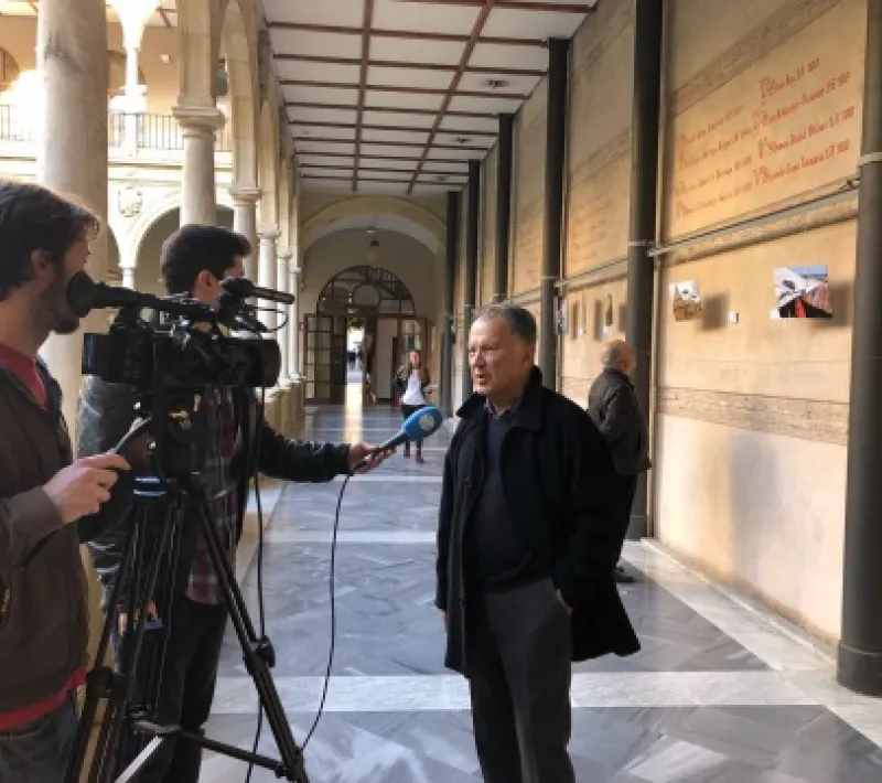 Atendiendo a los medios en la exposición de Murcia. Foto Manos Unidas Murcia