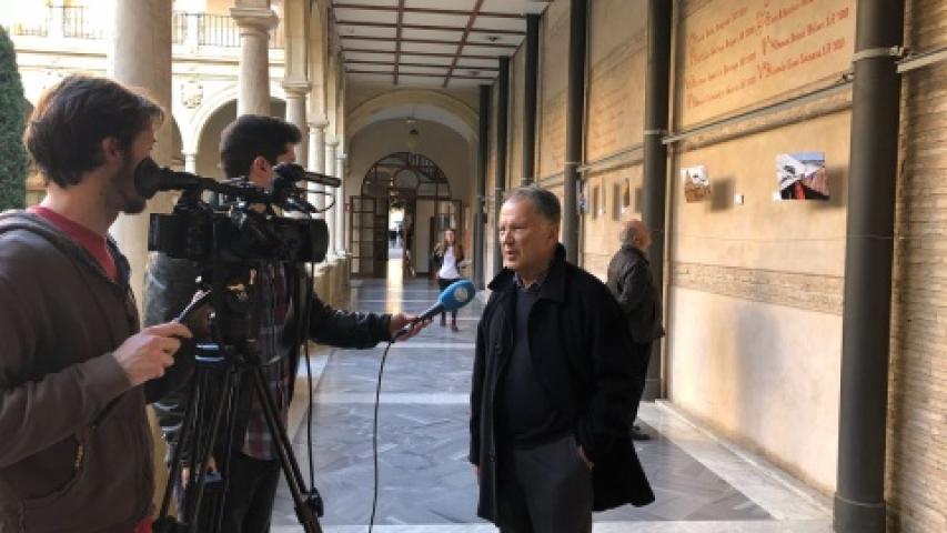 Atendiendo a los medios en la exposición de Murcia. Foto Manos Unidas Murcia