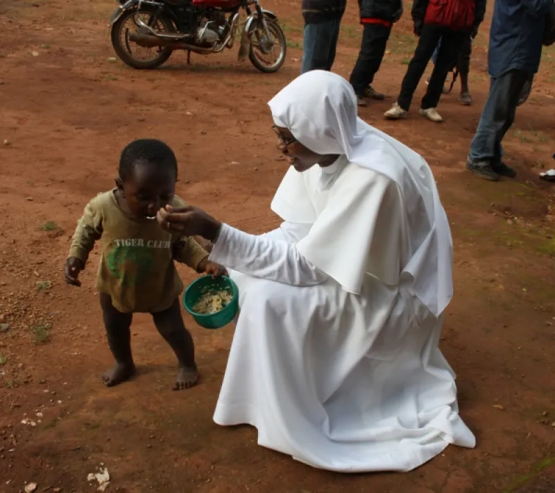 Foto de actividades educativas y sanitarias en Batsengla (Camerún)