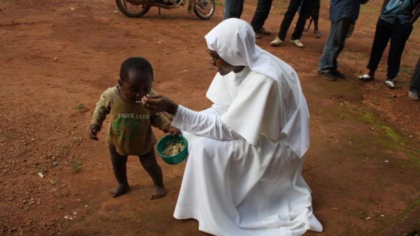 Foto de actividades educativas y sanitarias en Batsengla (Camerún)