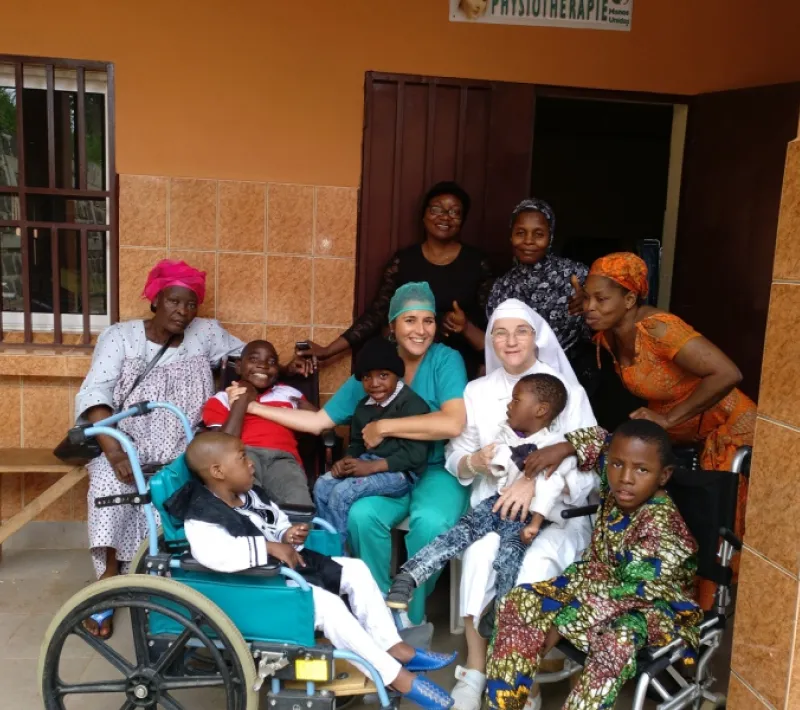 Foto de actividades educativas y sanitarias en Batsengla (Camerún)