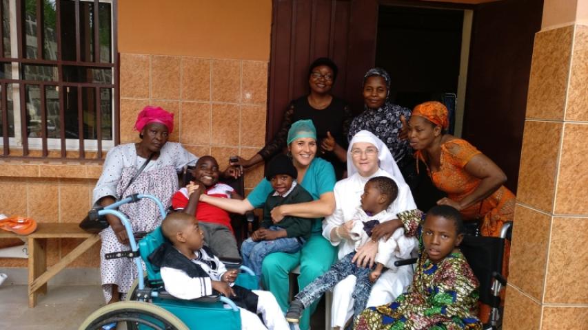 Foto de actividades educativas y sanitarias en Batsengla (Camerún)