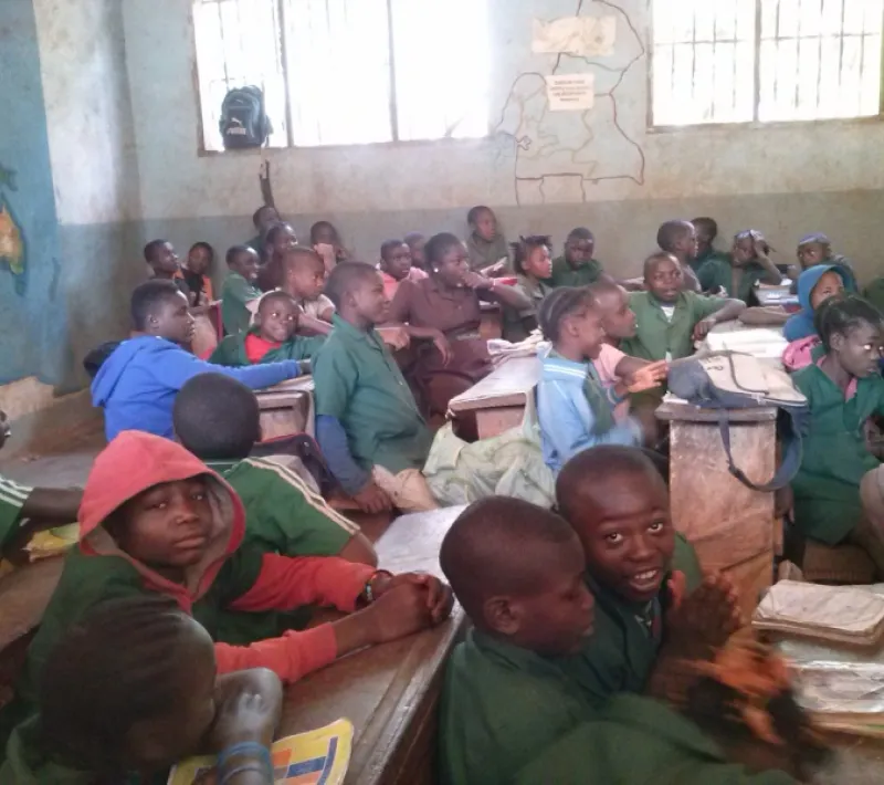 Foto de actividades educativas y sanitarias en Batsengla (Camerún)
