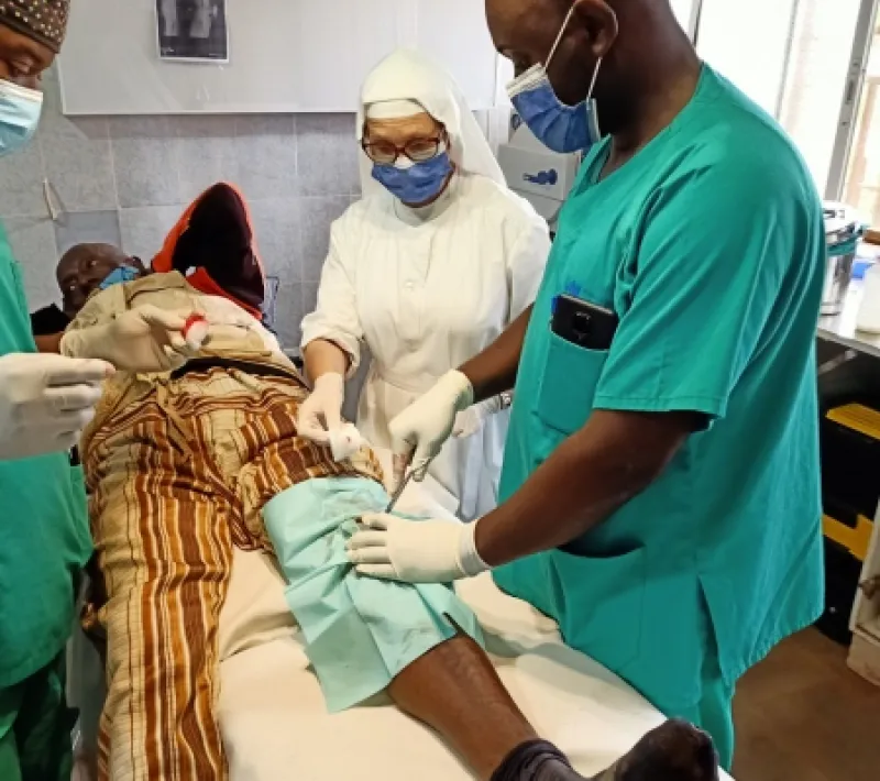 Foto de actividades educativas y sanitarias en Batsengla (Camerún)