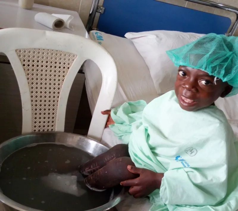 Foto de actividades educativas y sanitarias en Batsengla (Camerún)