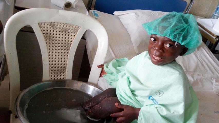 Foto de actividades educativas y sanitarias en Batsengla (Camerún)