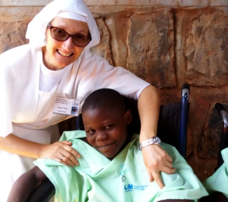 Foto de actividades educativas y sanitarias en Batsengla (Camerún)