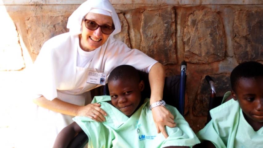 Foto de actividades educativas y sanitarias en Batsengla (Camerún)