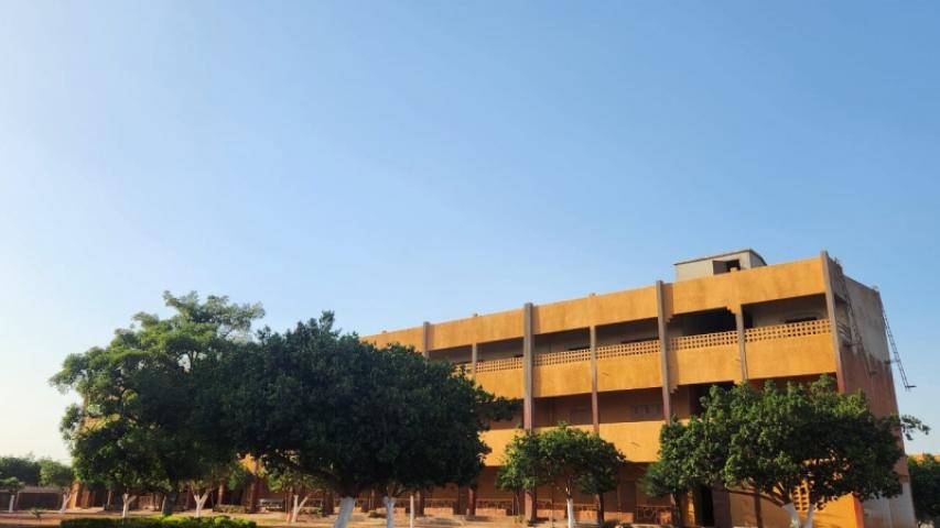 Edificio de primaria, con segunda planta construida.