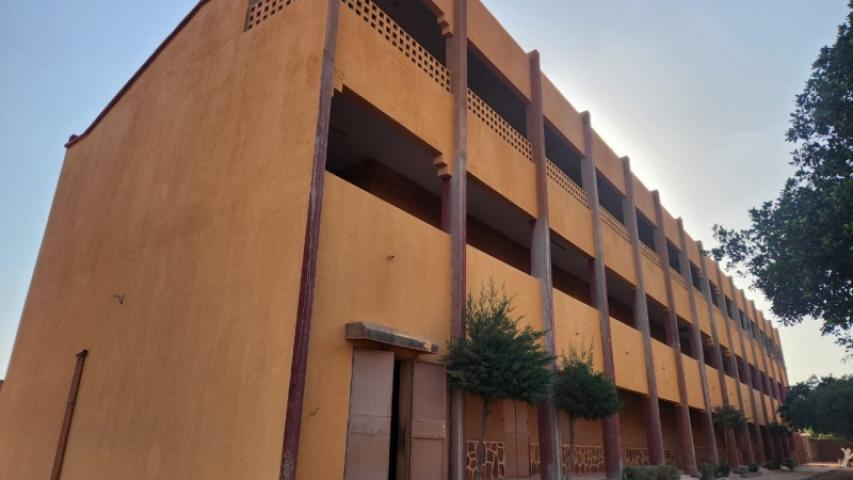 Edificio de secundaria, con segunda planta construida.
