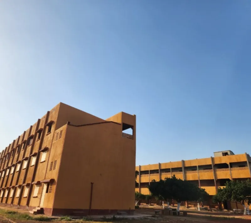 Edificios de primaria y secundaria, con segunda planta construida.