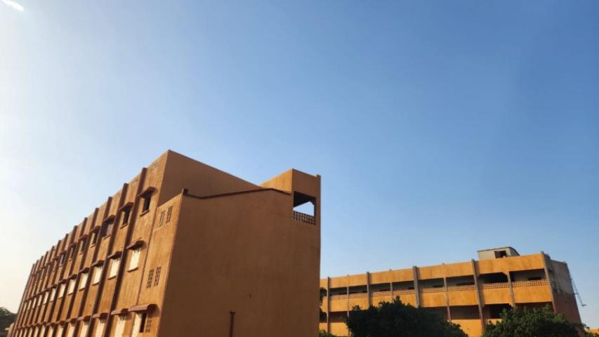 Edificios de primaria y secundaria, con segunda planta construida.